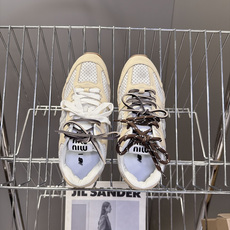 Miu Miu缪缪× New Balance 530 联名复古运动跑鞋 超多明星网红种草 版型偏秀气修长 兼顾运动感与精 Miu Miu缪缪× New Balance 530 联名复古运动跑鞋 超多明星网红种草 版型偏秀气修长 兼顾运动感与精
