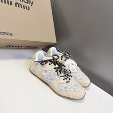 Miu Miu缪缪× New Balance 530 联名复古运动跑鞋 超多明星网红种草 版型偏秀气修长 兼顾运动感与精 Miu Miu缪缪× New Balance 530 联名复古运动跑鞋 超多明星网红种草 版型偏秀气修长 兼顾运动感与精