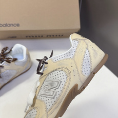 Miu Miu缪缪× New Balance 530 联名复古运动跑鞋 超多明星网红种草 版型偏秀气修长 兼顾运动感与精 Miu Miu缪缪× New Balance 530 联名复古运动跑鞋 超多明星网红种草 版型偏秀气修长 兼顾运动感与精