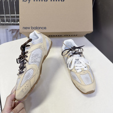 Miu Miu缪缪× New Balance 530 联名复古运动跑鞋 超多明星网红种草 版型偏秀气修长 兼顾运动感与精 Miu Miu缪缪× New Balance 530 联名复古运动跑鞋 超多明星网红种草 版型偏秀气修长 兼顾运动感与精