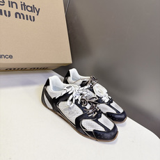Miu Miu缪缪× New Balance 530 联名复古运动跑鞋 超多明星网红种草 版型偏秀气修长 兼顾运动感与精 Miu Miu缪缪× New Balance 530 联名复古运动跑鞋 超多明星网红种草 版型偏秀气修长 兼顾运动感与精