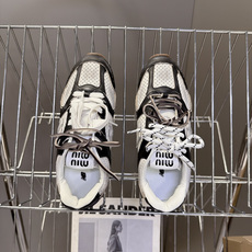 Miu Miu缪缪× New Balance 530 联名复古运动跑鞋 超多明星网红种草 版型偏秀气修长 兼顾运动感与精 Miu Miu缪缪× New Balance 530 联名复古运动跑鞋 超多明星网红种草 版型偏秀气修长 兼顾运动感与精