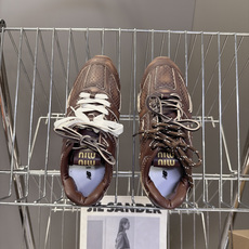Miu Miu缪缪× New Balance 530 联名复古运动跑鞋 超多明星网红种草 版型偏秀气修长 兼顾运动感与精 Miu Miu缪缪× New Balance 530 联名复古运动跑鞋 超多明星网红种草 版型偏秀气修长 兼顾运动感与精