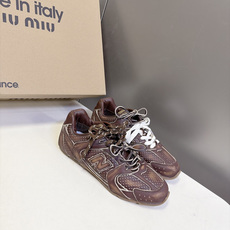 Miu Miu缪缪× New Balance 530 联名复古运动跑鞋 超多明星网红种草 版型偏秀气修长 兼顾运动感与精 Miu Miu缪缪× New Balance 530 联名复古运动跑鞋 超多明星网红种草 版型偏秀气修长 兼顾运动感与精