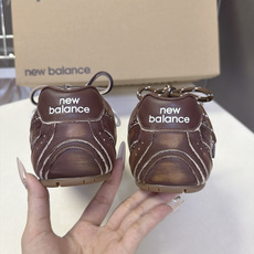 Miu Miu缪缪× New Balance 530 联名复古运动跑鞋 超多明星网红种草 版型偏秀气修长 兼顾运动感与精 Miu Miu缪缪× New Balance 530 联名复古运动跑鞋 超多明星网红种草 版型偏秀气修长 兼顾运动感与精
