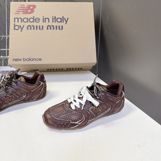Miu Miu缪缪× New Balance 530 联名复古运动跑鞋 超多明星网红种草 版型偏秀气修长 兼顾运动感与精 Miu Miu缪缪× New Balance 530 联名复古运动跑鞋 超多明星网红种草 版型偏秀气修长 兼顾运动感与精