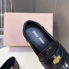 Miu Miu缪缪最新款复古金币流苏乐福鞋 超多明星网红种草 复古金币标+流苏组合,学院风、美拉德、老钱风兼顾,自带英伦 Miu Miu缪缪最新款复古金币流苏乐福鞋 超多明星网红种草 复古金币标+流苏组合,学院风、美拉德、老钱风兼顾,自带英伦