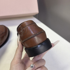 Miu Miu缪缪最新款复古金币流苏乐福鞋 超多明星网红种草 复古金币标+流苏组合,学院风、美拉德、老钱风兼顾,自带英伦 Miu Miu缪缪最新款复古金币流苏乐福鞋 超多明星网红种草 复古金币标+流苏组合,学院风、美拉德、老钱风兼顾,自带英伦