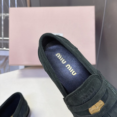 Miu Miu缪缪最新款复古金币流苏乐福鞋 超多明星网红种草 复古金币标+流苏组合,学院风、美拉德、老钱风兼顾,自带英伦 Miu Miu缪缪最新款复古金币流苏乐福鞋 超多明星网红种草 复古金币标+流苏组合,学院风、美拉德、老钱风兼顾,自带英伦