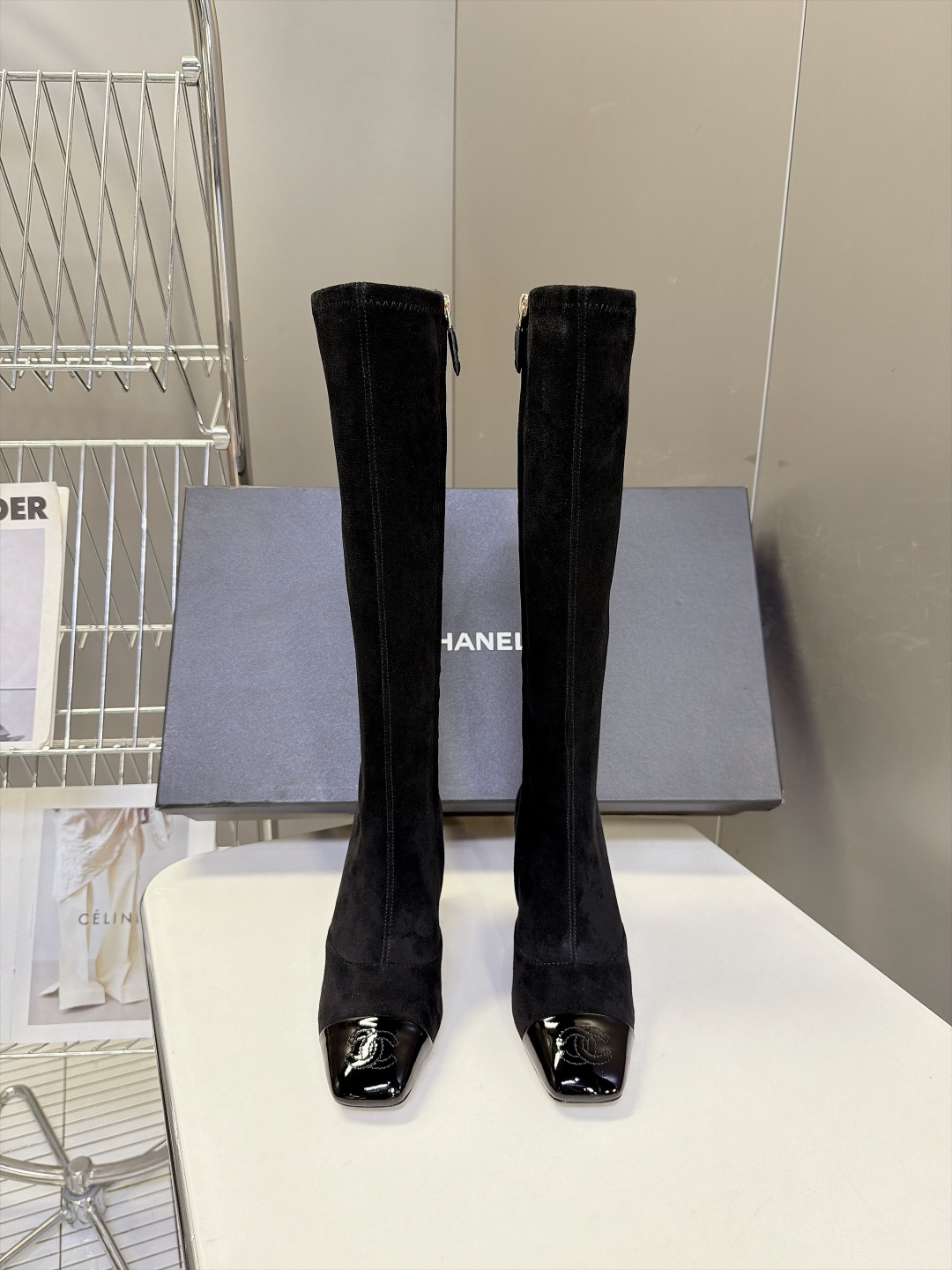 CHANEL香奈儿最新款拼漆皮方头高跟长筒靴 超多明星网红种草 经典拼色鞋头 哑光靴身+亮面漆皮撞色 辨识度很高 复古优 CHANEL香奈儿最新款拼漆皮方头高跟长筒靴 超多明星网红种草 经典拼色鞋头 哑光靴身+亮面漆皮撞色 辨识度很高 复古优