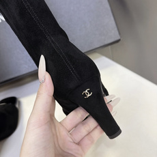 CHANEL香奈儿最新款拼漆皮方头高跟长筒靴 超多明星网红种草 经典拼色鞋头 哑光靴身+亮面漆皮撞色 辨识度很高 复古优 CHANEL香奈儿最新款拼漆皮方头高跟长筒靴 超多明星网红种草 经典拼色鞋头 哑光靴身+亮面漆皮撞色 辨识度很高 复古优