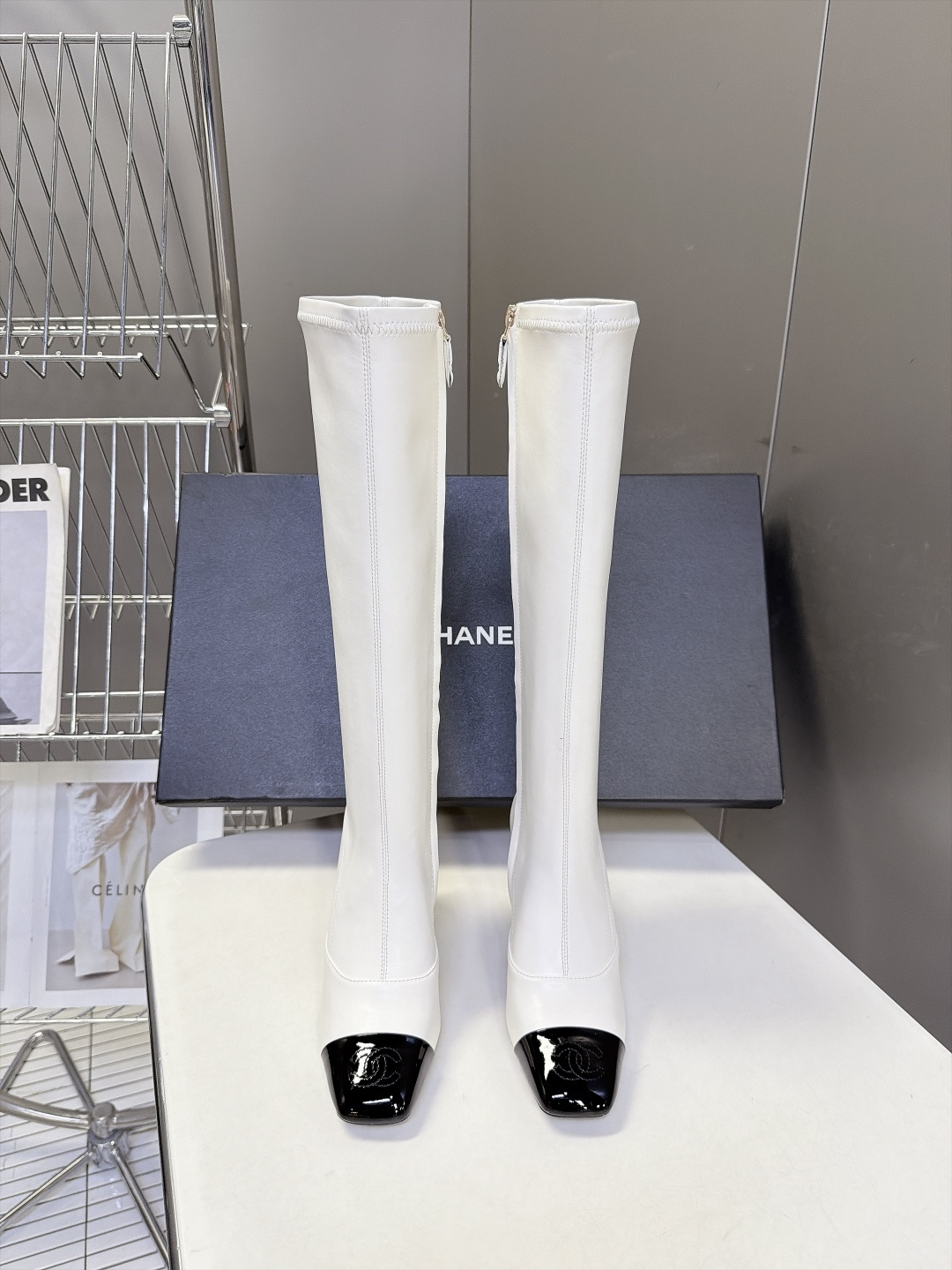 CHANEL香奈儿最新款拼漆皮方头高跟长筒靴 超多明星网红种草 经典拼色鞋头 哑光靴身+亮面漆皮撞色 辨识度很高 复古优 CHANEL香奈儿最新款拼漆皮方头高跟长筒靴 超多明星网红种草 经典拼色鞋头 哑光靴身+亮面漆皮撞色 辨识度很高 复古优