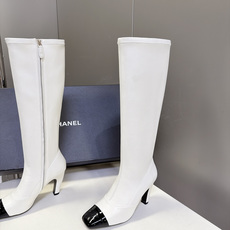 CHANEL香奈儿最新款拼漆皮方头高跟长筒靴 超多明星网红种草 经典拼色鞋头 哑光靴身+亮面漆皮撞色 辨识度很高 复古优 CHANEL香奈儿最新款拼漆皮方头高跟长筒靴 超多明星网红种草 经典拼色鞋头 哑光靴身+亮面漆皮撞色 辨识度很高 复古优