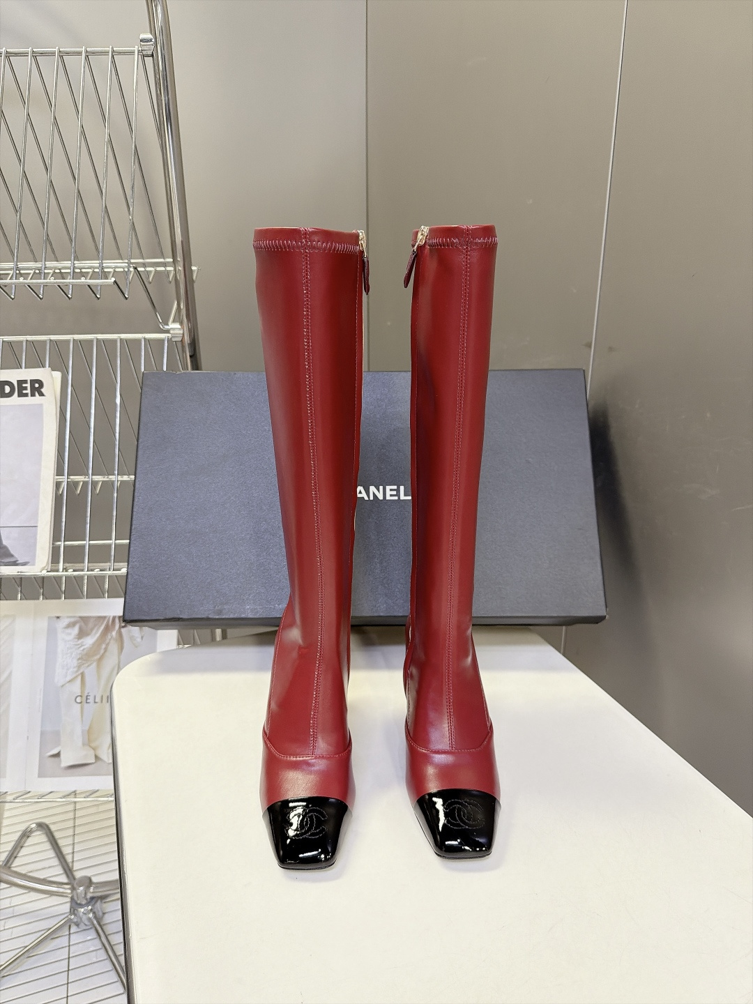 CHANEL香奈儿最新款拼漆皮方头高跟长筒靴 超多明星网红种草 经典拼色鞋头 哑光靴身+亮面漆皮撞色 辨识度很高 复古优 CHANEL香奈儿最新款拼漆皮方头高跟长筒靴 超多明星网红种草 经典拼色鞋头 哑光靴身+亮面漆皮撞色 辨识度很高 复古优