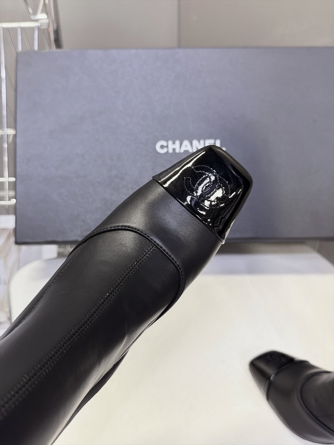CHANEL香奈儿最新款拼漆皮方头高跟长筒靴 超多明星网红种草 经典拼色鞋头 哑光靴身+亮面漆皮撞色 辨识度很高 复古优