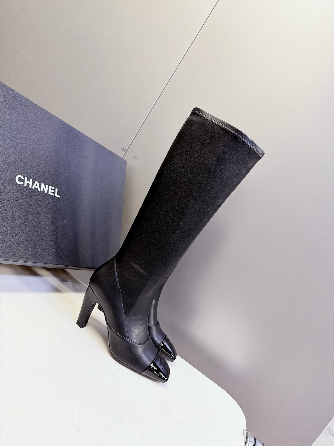 CHANEL香奈儿最新款拼漆皮方头高跟长筒靴 超多明星网红种草 经典拼色鞋头 哑光靴身+亮面漆皮撞色 辨识度很高 复古优