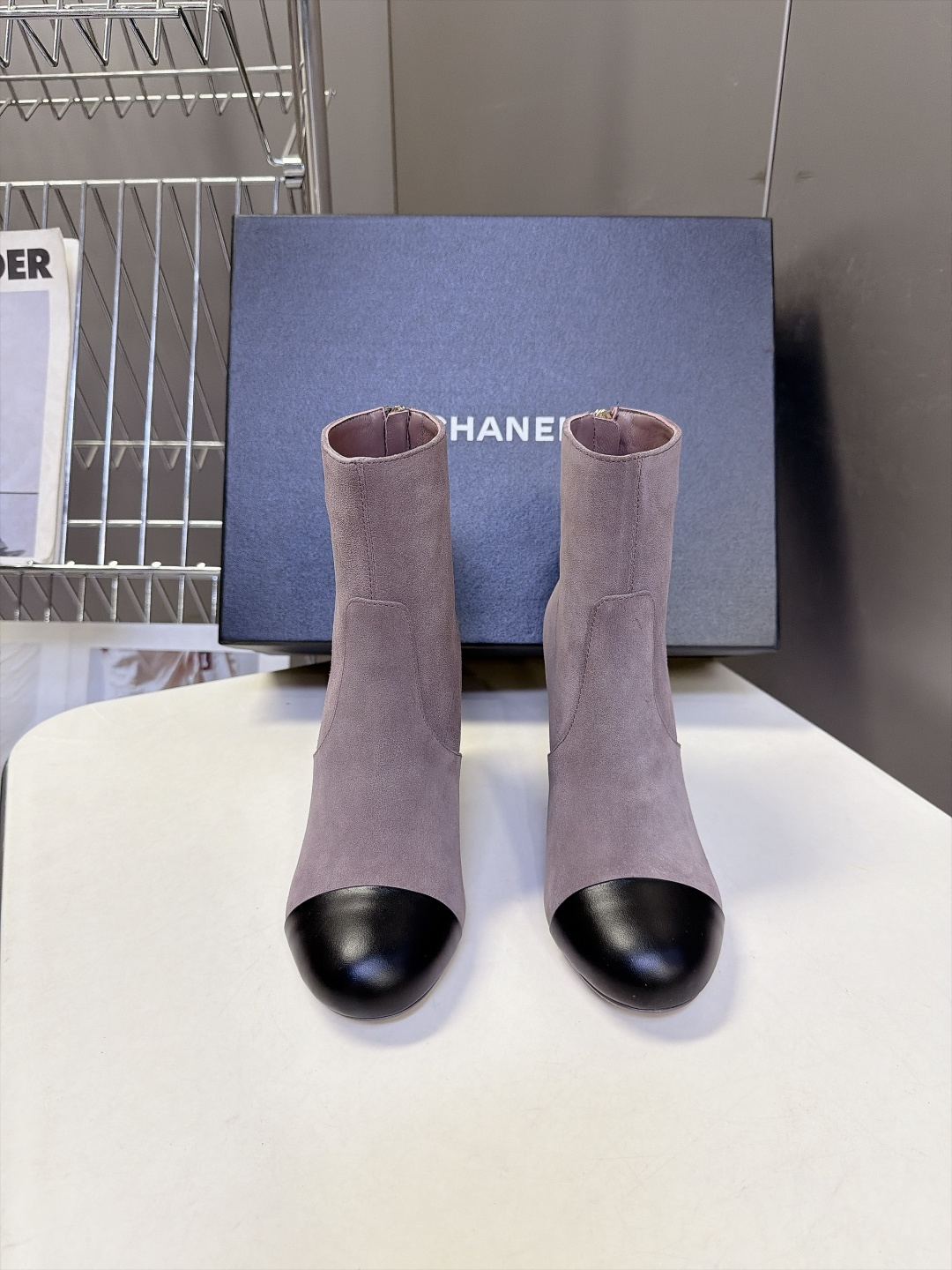 CHANEL香奈儿最新款拼皮粗跟短筒踝靴 超多明星网红种草 经典鞋头拼色设计 香奈儿标志性配色 简约耐看 复古优雅 精致 CHANEL香奈儿最新款拼皮粗跟短筒踝靴 超多明星网红种草 经典鞋头拼色设计 香奈儿标志性配色 简约耐看 复古优雅 精致