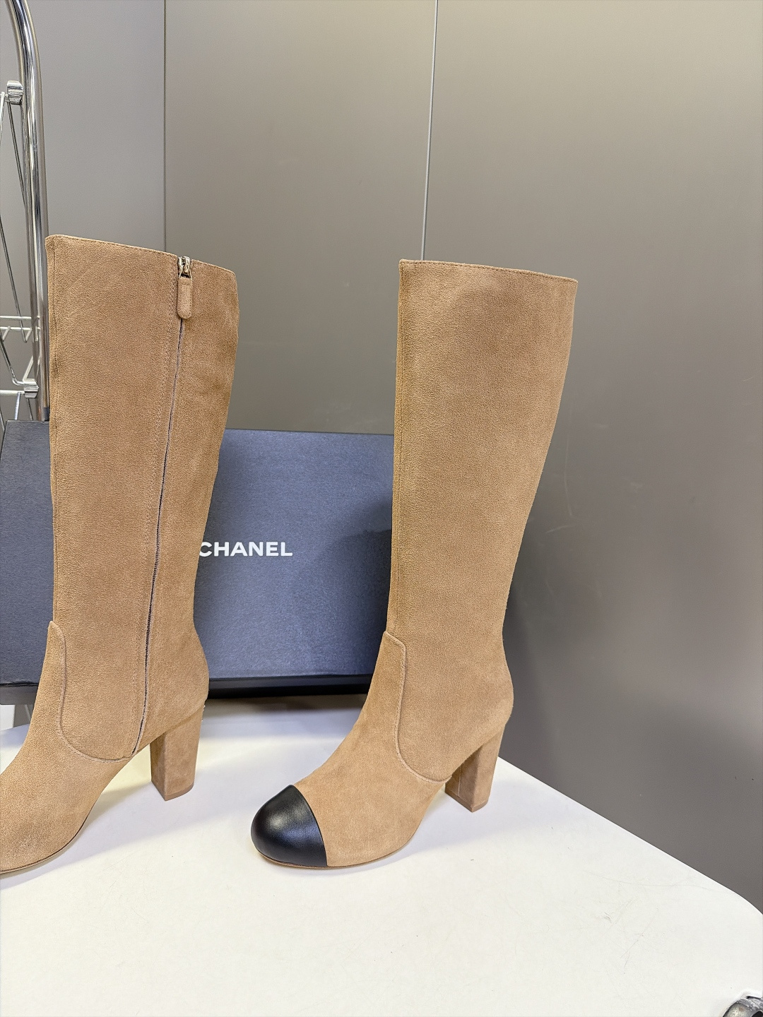 CHANEL香奈儿最新款拼皮粗跟短筒踝靴 超多明星网红种草 经典鞋头拼色设计 香奈儿标志性配色 简约耐看 复古优雅 精致