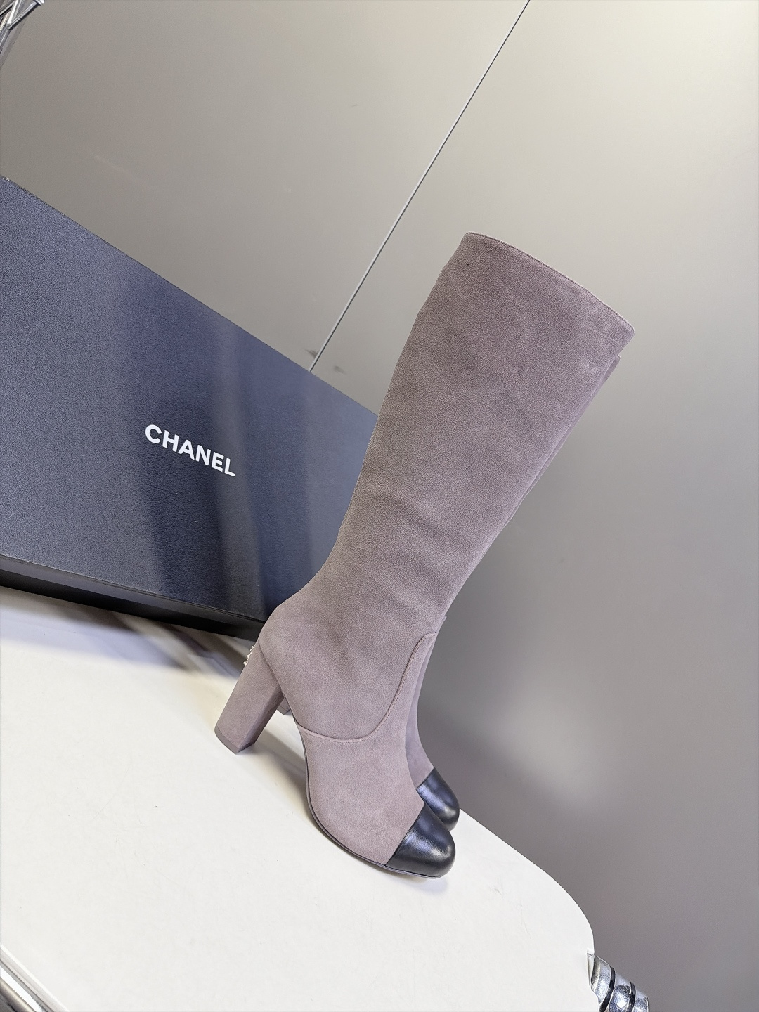 CHANEL香奈儿最新款拼皮粗跟短筒踝靴 超多明星网红种草 经典鞋头拼色设计 香奈儿标志性配色 简约耐看 复古优雅 精致