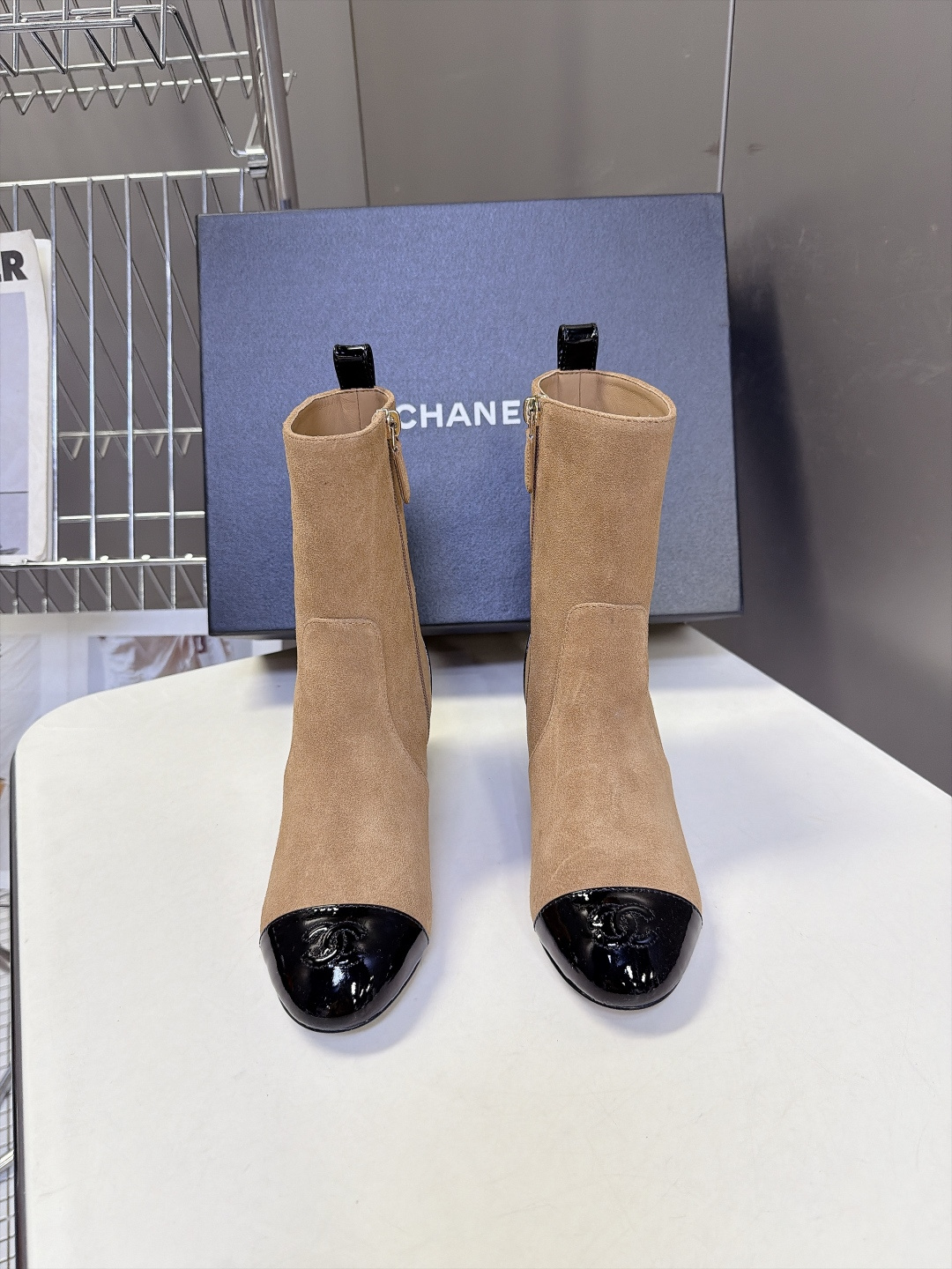 CHANEL香奈儿最新款后拼漆皮粗跟短靴 超多明星网红种草 双拼设计鞋头+后跟两处漆皮撞色 细节辨识度更高 复古精致 内 CHANEL香奈儿最新款后拼漆皮粗跟短靴 超多明星网红种草 双拼设计鞋头+后跟两处漆皮撞色 细节辨识度更高 复古精致 内