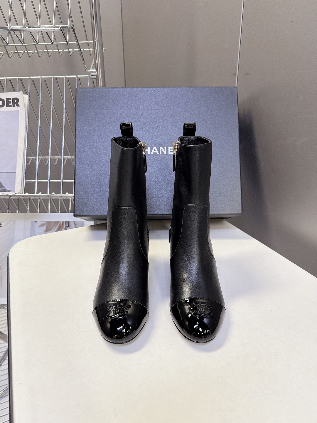 CHANEL香奈儿最新款后拼漆皮粗跟短靴 超多明星网红种草 双拼设计鞋头+后跟两处漆皮撞色 细节辨识度更高 复古精致 内 CHANEL香奈儿最新款后拼漆皮粗跟短靴 超多明星网红种草 双拼设计鞋头+后跟两处漆皮撞色 细节辨识度更高 复古精致 内