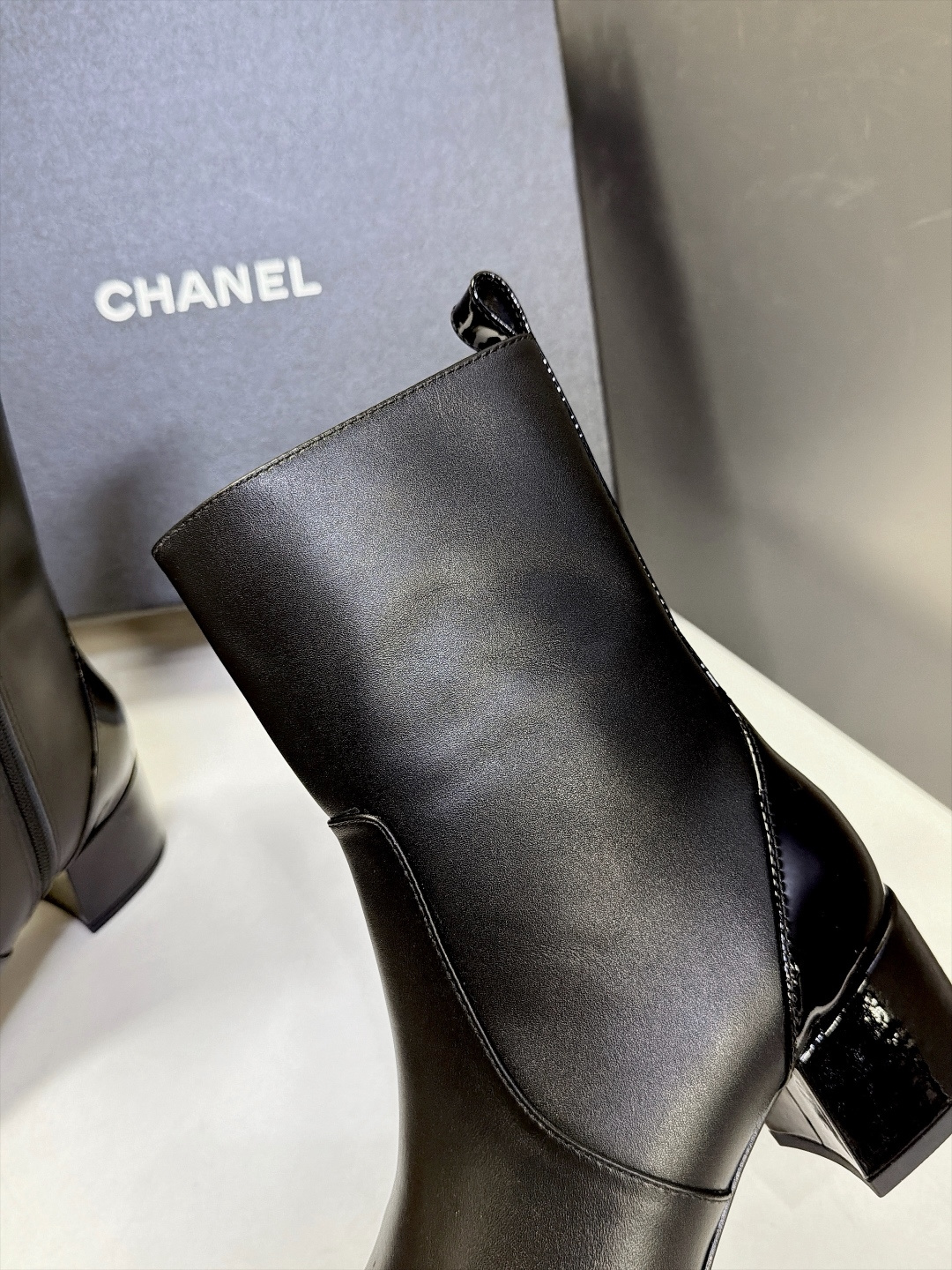 CHANEL香奈儿最新款后拼漆皮粗跟短靴 超多明星网红种草 双拼设计鞋头+后跟两处漆皮撞色 细节辨识度更高 复古精致 内