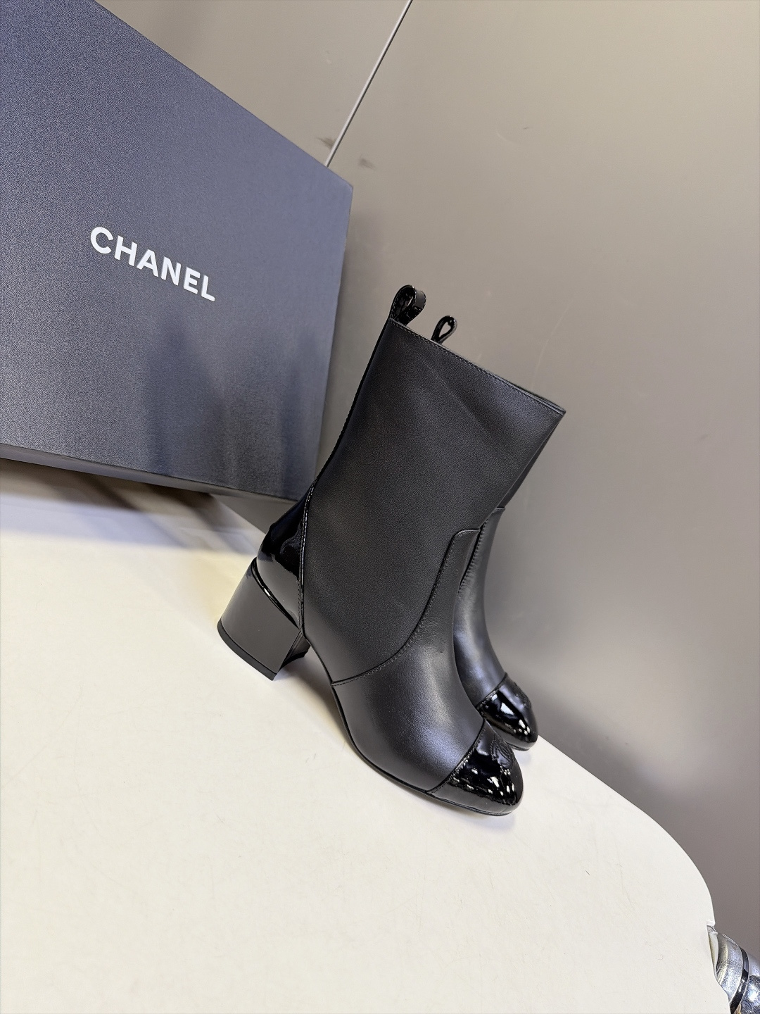 CHANEL香奈儿最新款后拼漆皮粗跟短靴 超多明星网红种草 双拼设计鞋头+后跟两处漆皮撞色 细节辨识度更高 复古精致 内