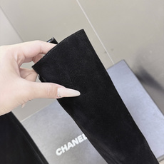 CHANEL香奈儿最新经典款双C直筒高筒长靴 超多明星网红种草 经典漆皮拼鞋头 香奈儿标志性元素 复古耐看 内侧拉链开合 CHANEL香奈儿最新经典款双C直筒高筒长靴 超多明星网红种草 经典漆皮拼鞋头 香奈儿标志性元素 复古耐看 内侧拉链开合
