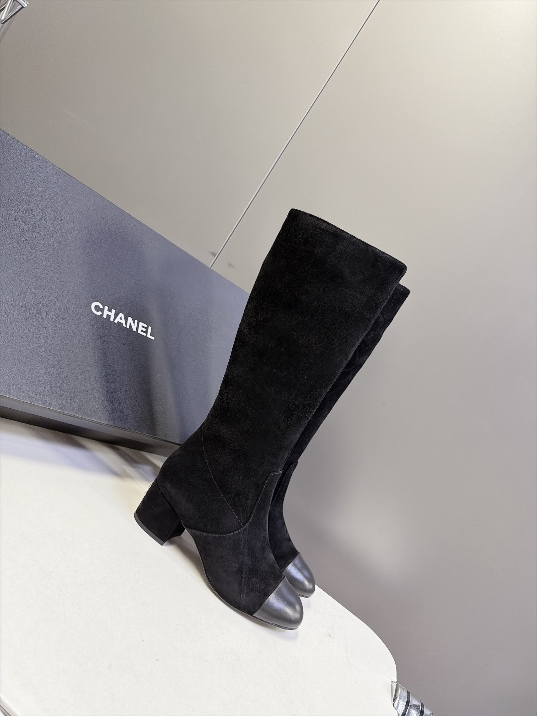 CHANEL香奈儿最新经典款双C直筒高筒长靴 超多明星网红种草 经典漆皮拼鞋头 香奈儿标志性元素 复古耐看 内侧拉链开合