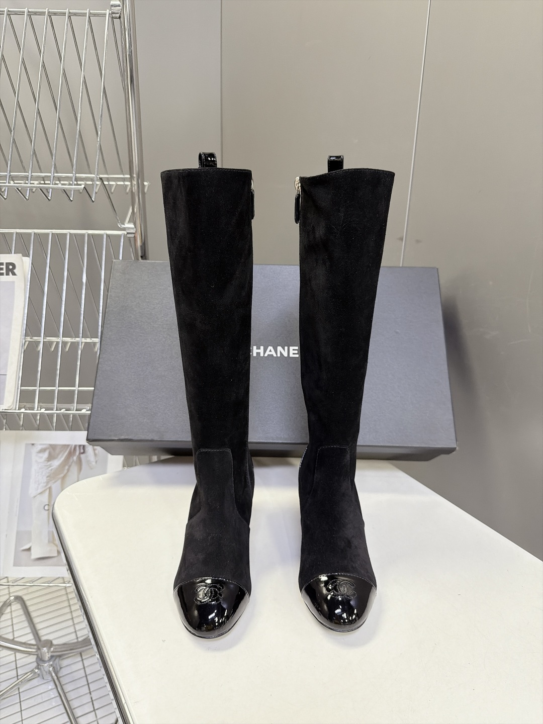 CHANEL香奈儿最新经典款双C直筒高筒长靴 超多明星网红种草 经典漆皮拼鞋头 香奈儿标志性元素 复古耐看 内侧拉链开合 CHANEL香奈儿最新经典款双C直筒高筒长靴 超多明星网红种草 经典漆皮拼鞋头 香奈儿标志性元素 复古耐看 内侧拉链开合
