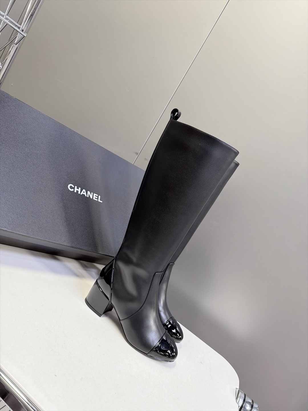 CHANEL香奈儿最新经典款双C直筒高筒长靴 超多明星网红种草 经典漆皮拼鞋头 香奈儿标志性元素 复古耐看 内侧拉链开合