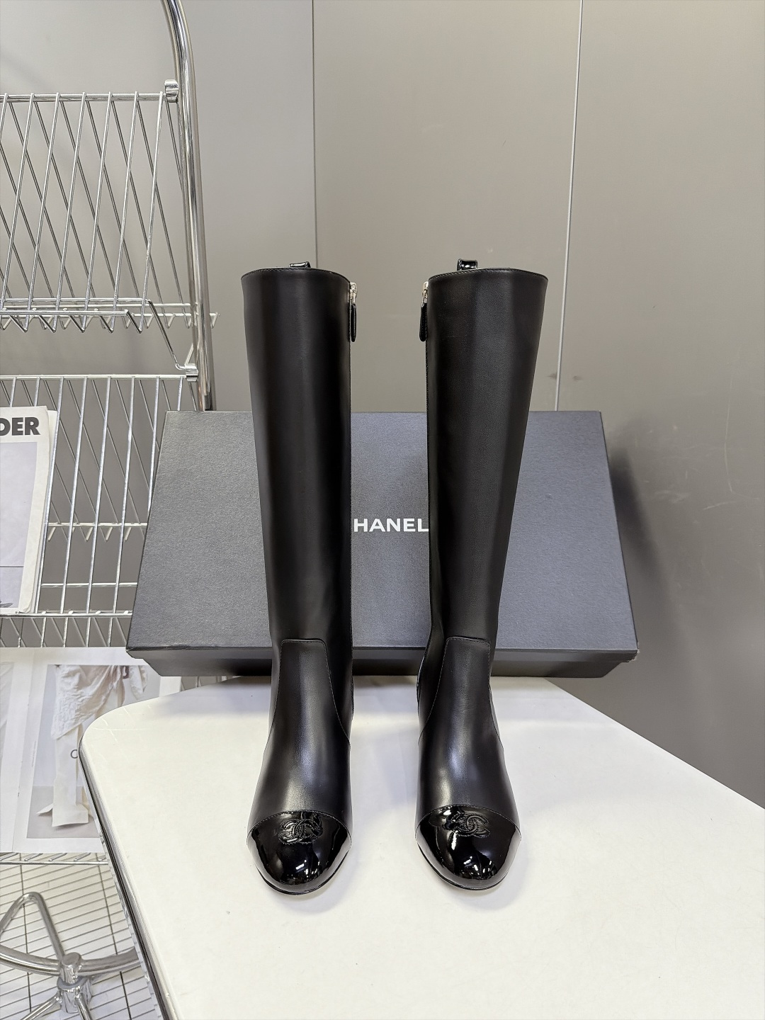 CHANEL香奈儿最新经典款双C直筒高筒长靴 超多明星网红种草 经典漆皮拼鞋头 香奈儿标志性元素 复古耐看 内侧拉链开合 CHANEL香奈儿最新经典款双C直筒高筒长靴 超多明星网红种草 经典漆皮拼鞋头 香奈儿标志性元素 复古耐看 内侧拉链开合