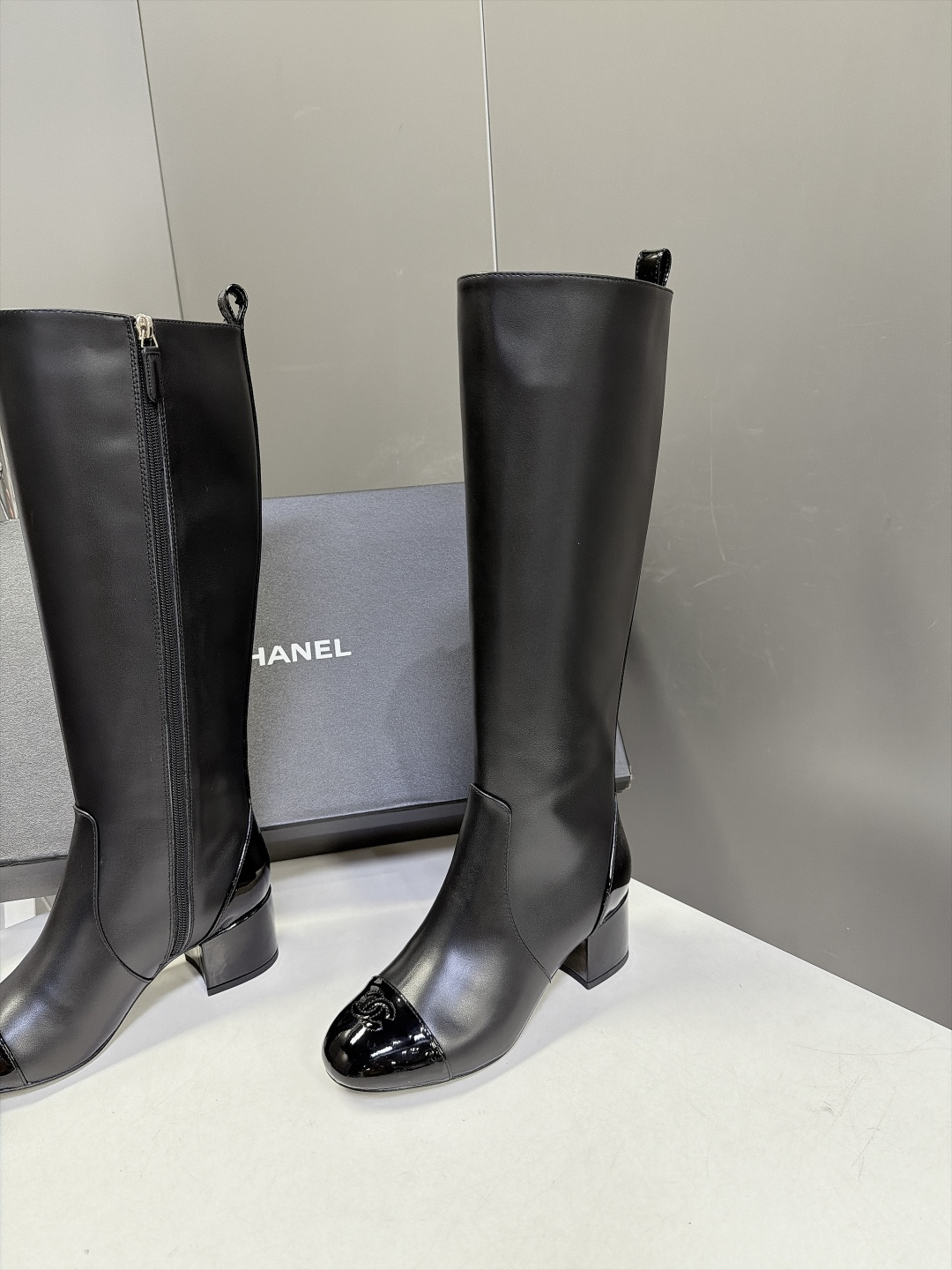 CHANEL香奈儿最新经典款双C直筒高筒长靴 超多明星网红种草 经典漆皮拼鞋头 香奈儿标志性元素 复古耐看 内侧拉链开合