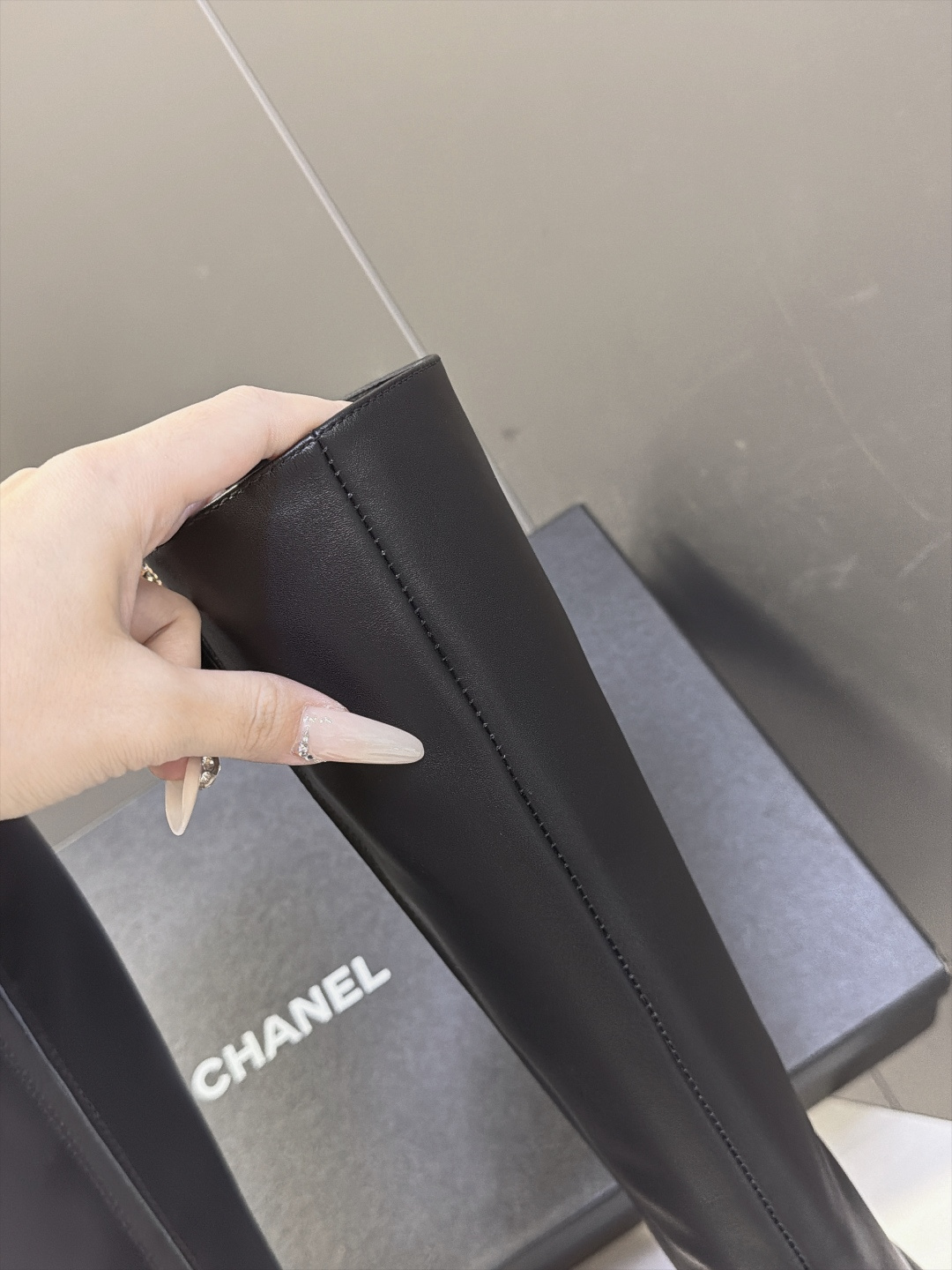 CHANEL香奈儿最新经典款双C直筒高筒长靴 超多明星网红种草 经典漆皮拼鞋头 香奈儿标志性元素 复古耐看 内侧拉链开合