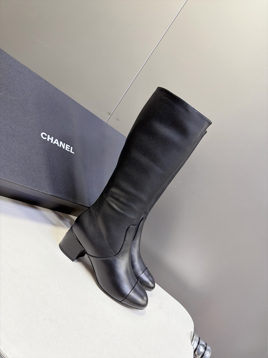 CHANEL香奈儿最新经典款双C直筒高筒长靴 超多明星网红种草 经典漆皮拼鞋头 香奈儿标志性元素 复古耐看 内侧拉链开合
