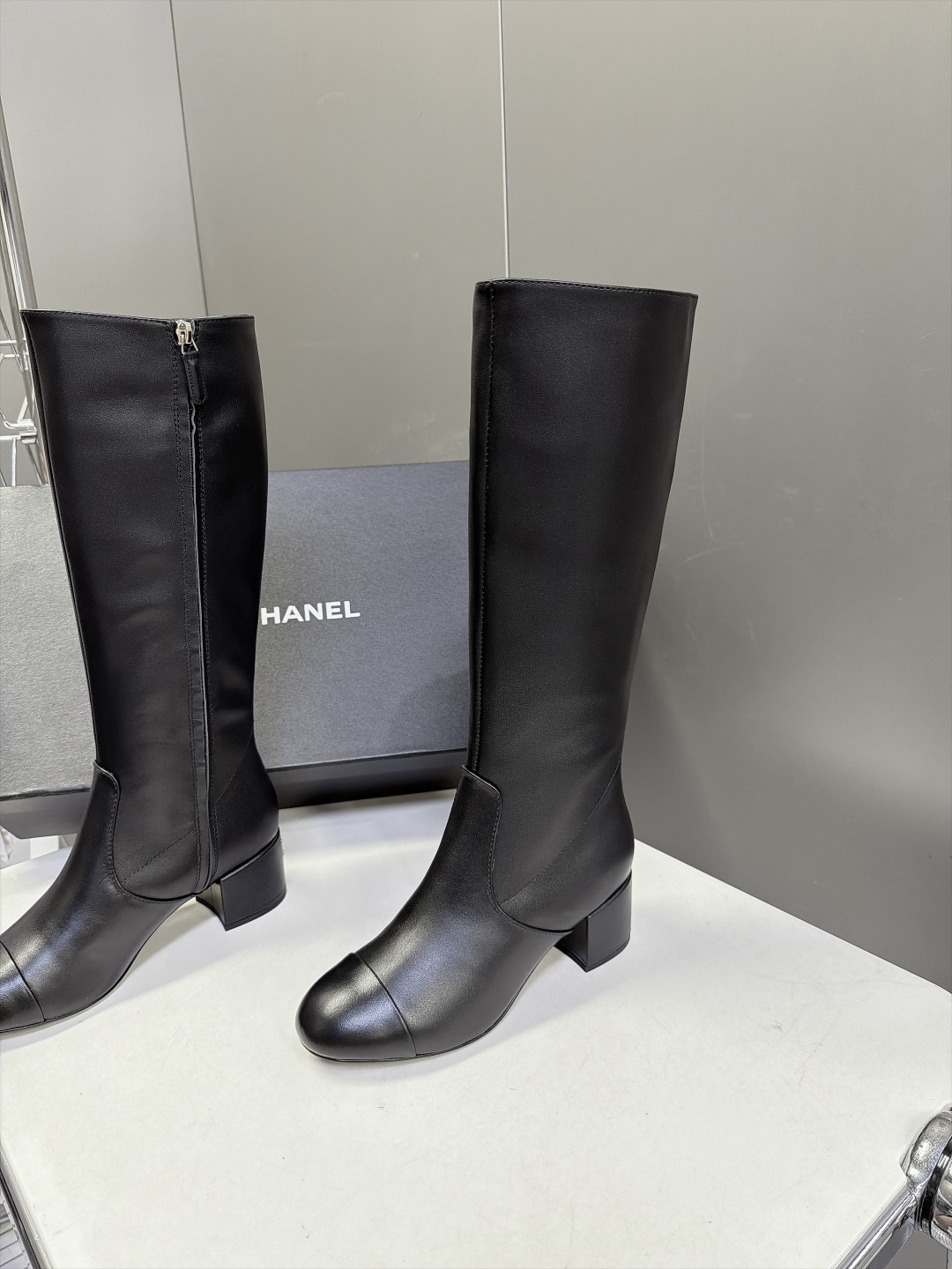 CHANEL香奈儿最新经典款双C直筒高筒长靴 超多明星网红种草 经典漆皮拼鞋头 香奈儿标志性元素 复古耐看 内侧拉链开合