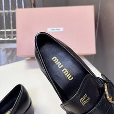 Miu Miu缪缪最新款褶皱搭扣乐福鞋 超多明星网红种草 复古学院风平底乐福鞋 褶裥元素是整双鞋灵魂 打破传统乐福鞋单调 Miu Miu缪缪最新款褶皱搭扣乐福鞋 超多明星网红种草 复古学院风平底乐福鞋 褶裥元素是整双鞋灵魂 打破传统乐福鞋单调