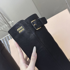 Miu Miu缪缪最新款复古做旧扣带高筒骑士靴 超多明星网红种草 圆润鞋头不挤脚趾 厚底兼顾增高 兼顾酷感和少女复古感 Miu Miu缪缪最新款复古做旧扣带高筒骑士靴 超多明星网红种草 圆润鞋头不挤脚趾 厚底兼顾增高 兼顾酷感和少女复古感