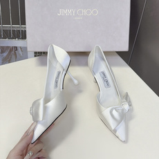 Jimmy Choo吉米周最新款蝴蝶结侧空尖头高跟鞋 超多明星网红种草 鞋头打结蝴蝶结缎面光泽高级 兼顾甜美与贵气 侧空 Jimmy Choo吉米周最新款蝴蝶结侧空尖头高跟鞋 超多明星网红种草 鞋头打结蝴蝶结缎面光泽高级 兼顾甜美与贵气 侧空