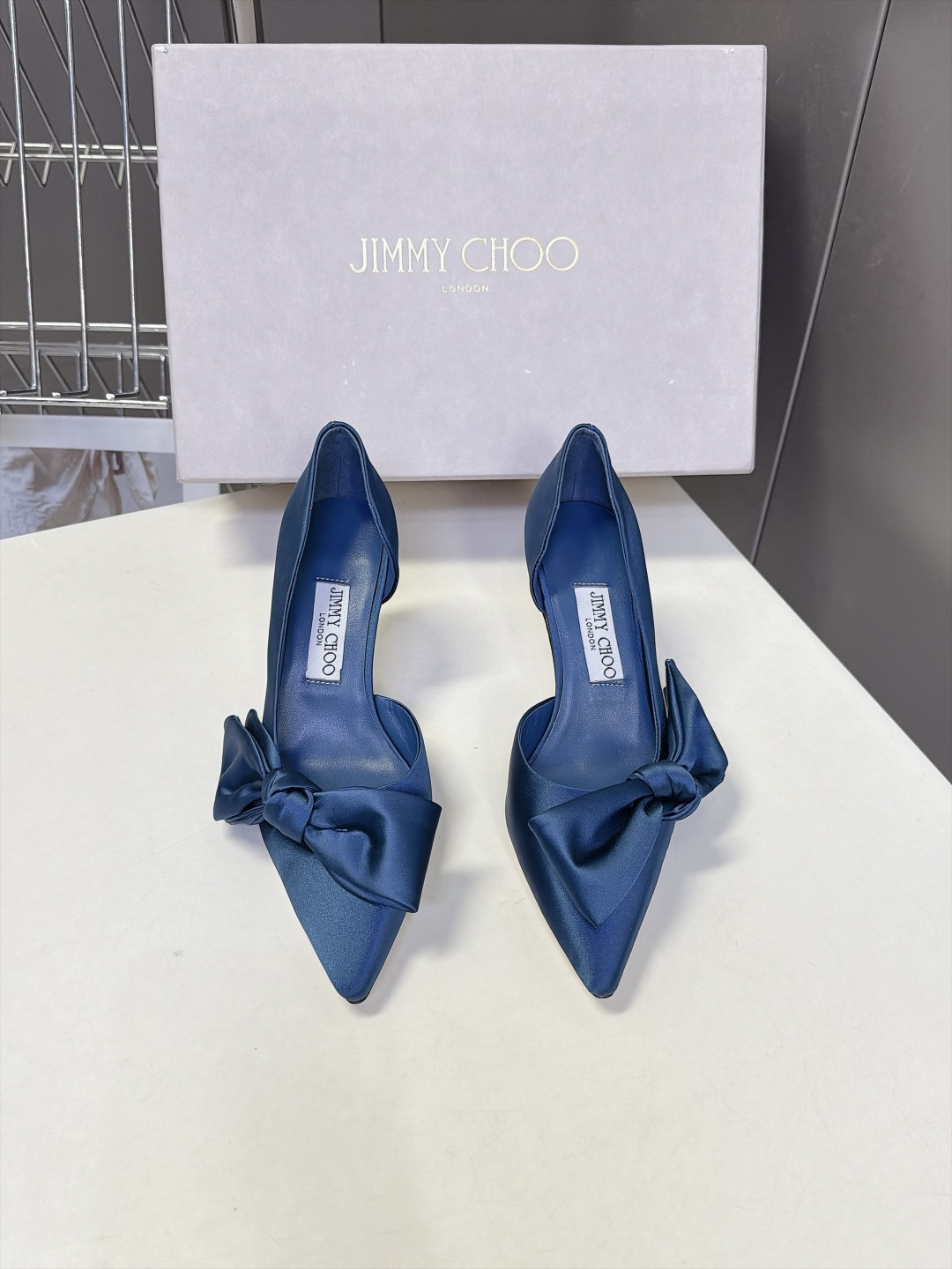 Jimmy Choo吉米周最新款蝴蝶结侧空尖头高跟鞋 超多明星网红种草 鞋头打结蝴蝶结缎面光泽高级 兼顾甜美与贵气 侧空 Jimmy Choo吉米周最新款蝴蝶结侧空尖头高跟鞋 超多明星网红种草 鞋头打结蝴蝶结缎面光泽高级 兼顾甜美与贵气 侧空