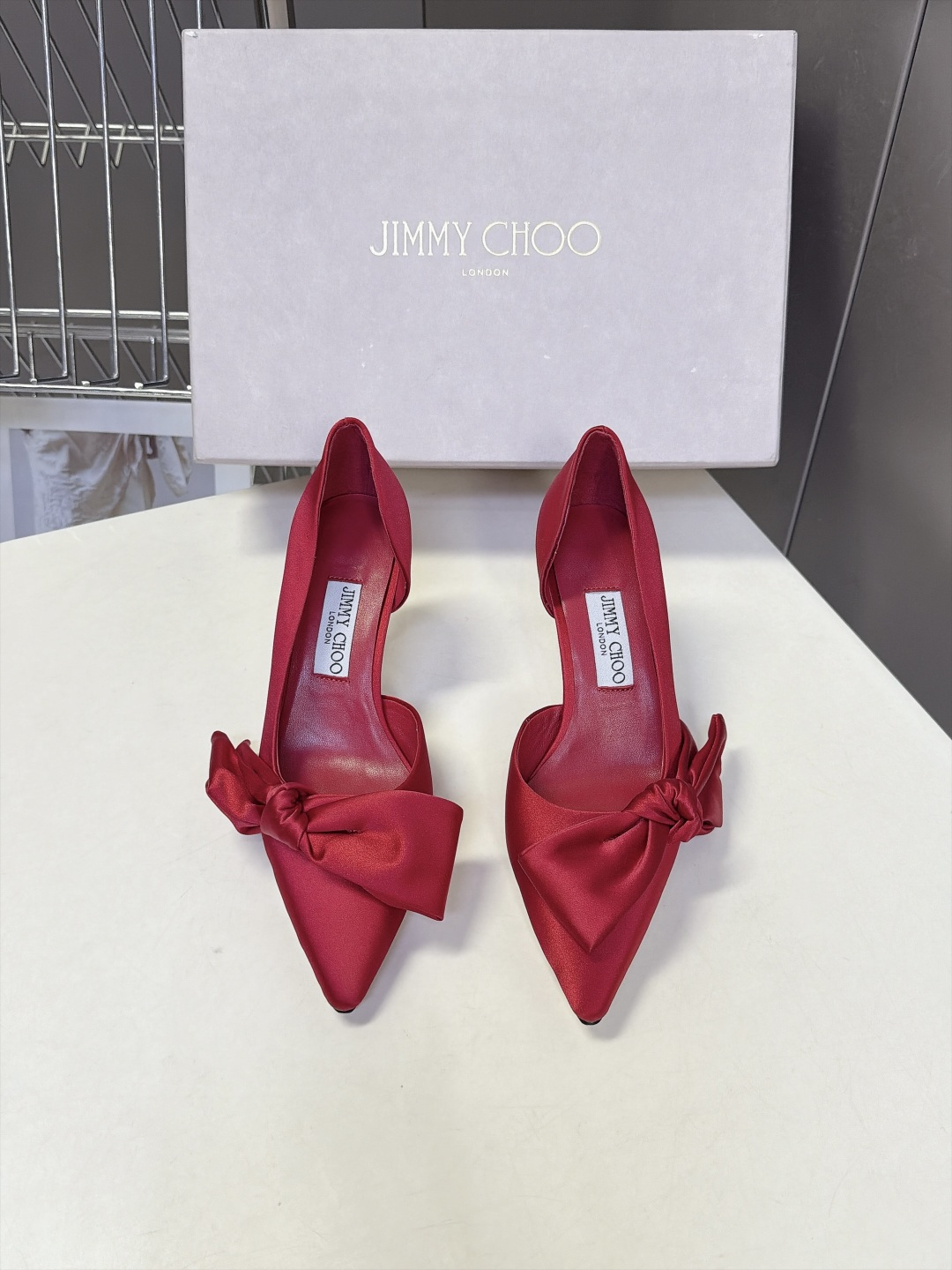 Jimmy Choo吉米周最新款蝴蝶结侧空尖头高跟鞋 超多明星网红种草 鞋头打结蝴蝶结缎面光泽高级 兼顾甜美与贵气 侧空 Jimmy Choo吉米周最新款蝴蝶结侧空尖头高跟鞋 超多明星网红种草 鞋头打结蝴蝶结缎面光泽高级 兼顾甜美与贵气 侧空