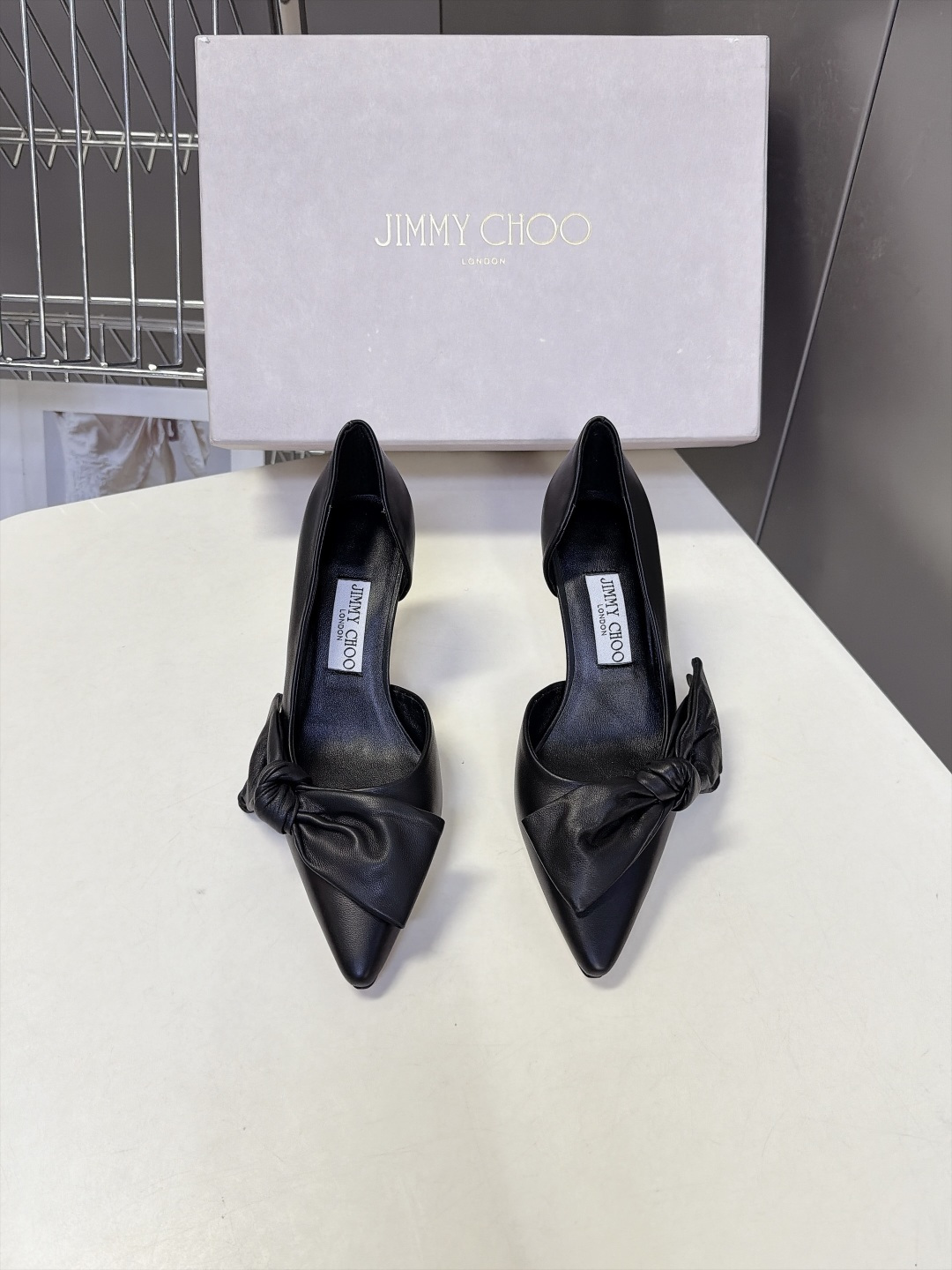 Jimmy Choo吉米周最新款蝴蝶结侧空尖头高跟鞋 超多明星网红种草 鞋头打结蝴蝶结缎面光泽高级 兼顾甜美与贵气 侧空 Jimmy Choo吉米周最新款蝴蝶结侧空尖头高跟鞋 超多明星网红种草 鞋头打结蝴蝶结缎面光泽高级 兼顾甜美与贵气 侧空