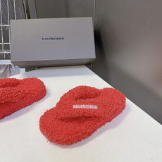 Balenciaga巴黎世家最新情侣款泰迪毛绒夹脚人字拖 超多明星网红种草 全泰迪毛绒覆盖 整鞋采用卷曲羊羔毛面料 把传 Balenciaga巴黎世家最新情侣款泰迪毛绒夹脚人字拖 超多明星网红种草 全泰迪毛绒覆盖 整鞋采用卷曲羊羔毛面料 把传