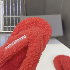 Balenciaga巴黎世家最新情侣款泰迪毛绒夹脚人字拖 超多明星网红种草 全泰迪毛绒覆盖 整鞋采用卷曲羊羔毛面料 把传 Balenciaga巴黎世家最新情侣款泰迪毛绒夹脚人字拖 超多明星网红种草 全泰迪毛绒覆盖 整鞋采用卷曲羊羔毛面料 把传