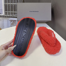 Balenciaga巴黎世家最新情侣款泰迪毛绒夹脚人字拖 超多明星网红种草 全泰迪毛绒覆盖 整鞋采用卷曲羊羔毛面料 把传 Balenciaga巴黎世家最新情侣款泰迪毛绒夹脚人字拖 超多明星网红种草 全泰迪毛绒覆盖 整鞋采用卷曲羊羔毛面料 把传