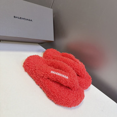 Balenciaga巴黎世家最新情侣款泰迪毛绒夹脚人字拖 超多明星网红种草 全泰迪毛绒覆盖 整鞋采用卷曲羊羔毛面料 把传 Balenciaga巴黎世家最新情侣款泰迪毛绒夹脚人字拖 超多明星网红种草 全泰迪毛绒覆盖 整鞋采用卷曲羊羔毛面料 把传