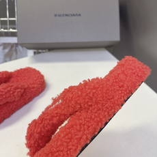 Balenciaga巴黎世家最新情侣款泰迪毛绒夹脚人字拖 超多明星网红种草 全泰迪毛绒覆盖 整鞋采用卷曲羊羔毛面料 把传 Balenciaga巴黎世家最新情侣款泰迪毛绒夹脚人字拖 超多明星网红种草 全泰迪毛绒覆盖 整鞋采用卷曲羊羔毛面料 把传