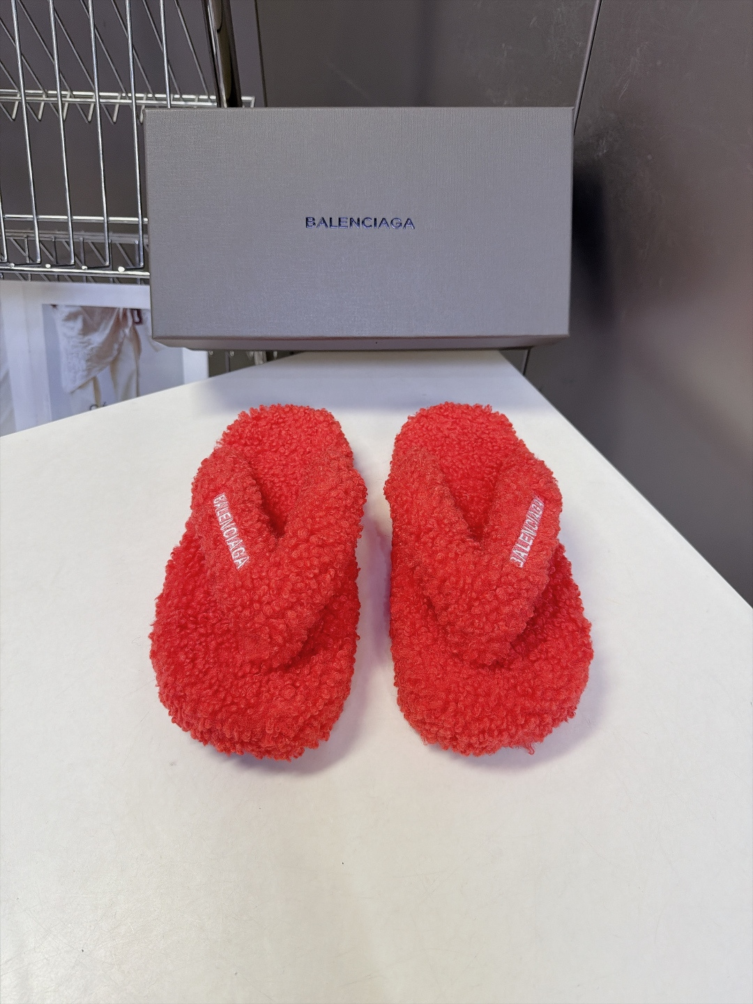 Balenciaga巴黎世家最新情侣款泰迪毛绒夹脚人字拖 超多明星网红种草 全泰迪毛绒覆盖 整鞋采用卷曲羊羔毛面料 把传 Balenciaga巴黎世家最新情侣款泰迪毛绒夹脚人字拖 超多明星网红种草 全泰迪毛绒覆盖 整鞋采用卷曲羊羔毛面料 把传