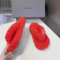 Balenciaga巴黎世家最新情侣款泰迪毛绒夹脚人字拖 超多明星网红种草 全泰迪毛绒覆盖 整鞋采用卷曲羊羔毛面料 把传 Balenciaga巴黎世家最新情侣款泰迪毛绒夹脚人字拖 超多明星网红种草 全泰迪毛绒覆盖 整鞋采用卷曲羊羔毛面料 把传