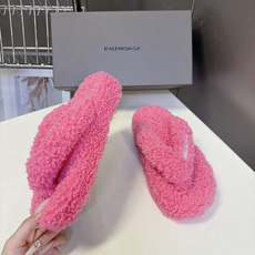 Balenciaga巴黎世家最新情侣款泰迪毛绒夹脚人字拖 超多明星网红种草 全泰迪毛绒覆盖 整鞋采用卷曲羊羔毛面料 把传 Balenciaga巴黎世家最新情侣款泰迪毛绒夹脚人字拖 超多明星网红种草 全泰迪毛绒覆盖 整鞋采用卷曲羊羔毛面料 把传